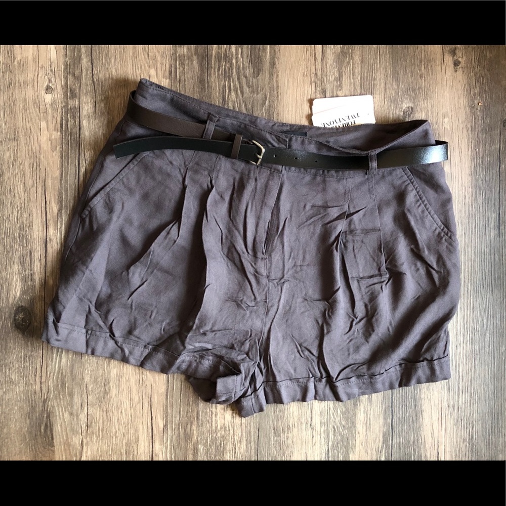 Paper bag fabric shorts with belt, gray
